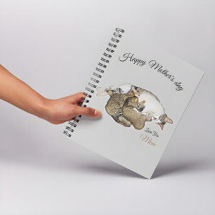 Cuaderno Gata madre adorable amamantando a sus pequeños gat