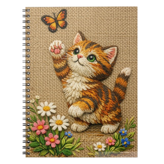 Cuaderno Gatito Atigrado Juguetón con Mariposa Bordada (Frente)