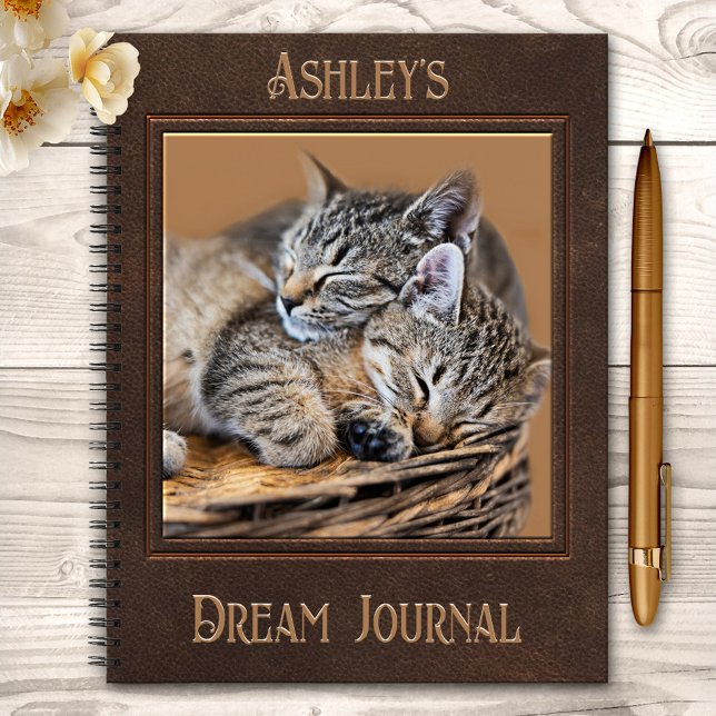 Cuaderno Gatitos durmientes Cute Dream Journal (A dream journal featuring an image of cute sleeping kittens. On the back is a leather look design)