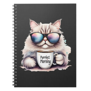 Cuaderno gato con gafas de sol y sosteniendo una taza de ca