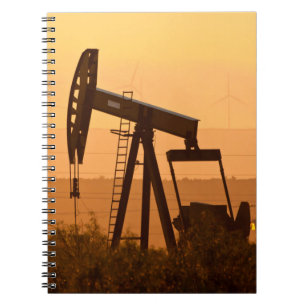 Cuaderno Gato de bomba bombeando petróleo en West Texas, EE