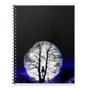 Cuaderno gato negro en árbol