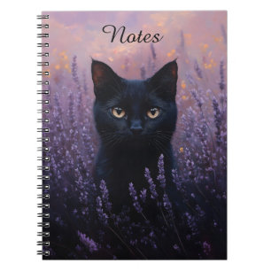 Cuaderno Gato negro en un Ilustracion de campo de lavanda