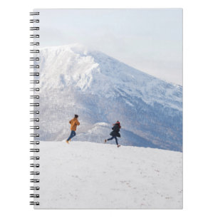Cuaderno Gente divirtiéndose y corriendo en las montañas 