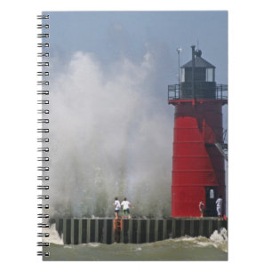 Cuaderno Gente en el muelle observa grandes olas rompientes