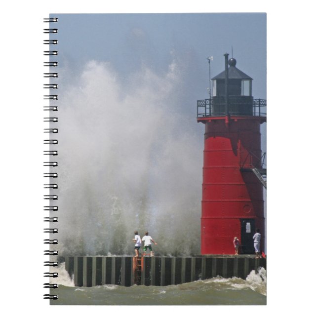 Cuaderno Gente en el muelle observa grandes olas rompientes (Frente)