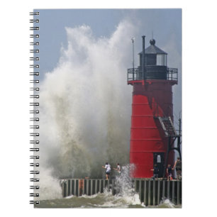 Cuaderno Gente en el muelle observa grandes olas rompientes