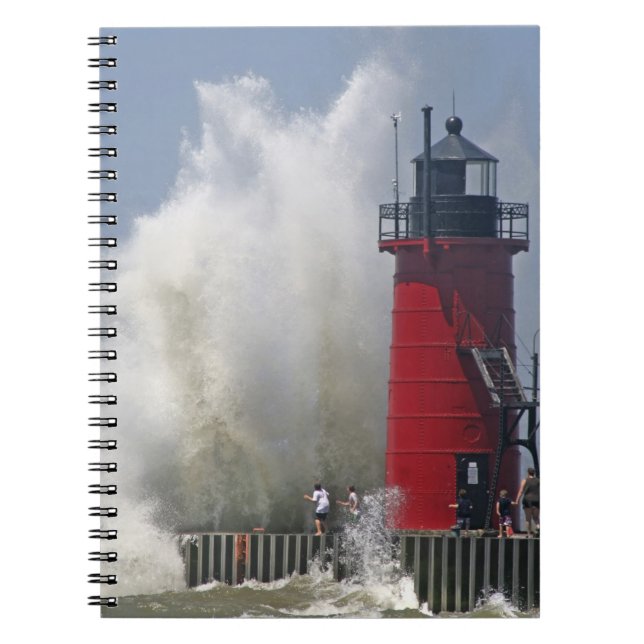 Cuaderno Gente en el muelle observa grandes olas rompientes (Frente)