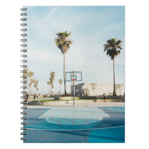 Cuaderno Gente fuera de la cancha de baloncesto al aire lib