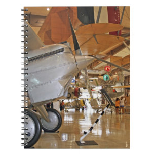 Cuaderno Gente visitando el Museo Nacional de Aviación Nava