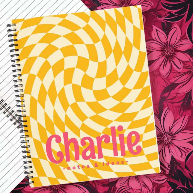 Cuaderno Gira giratoria de tablero de ajedrez retro añadir  (Retro checkerboard swirl wave add name yellow pink notebook)