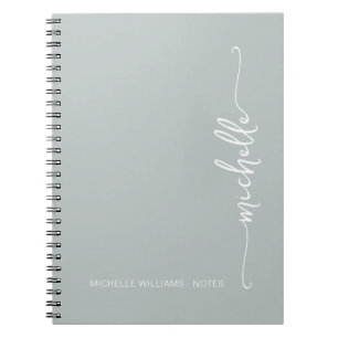 Cuaderno Girly Sage Green Modern Script Monograma Nombre