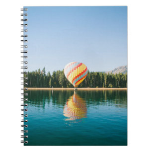 Cuaderno Globo de aire caliente amarillo, rojo y azul cerca