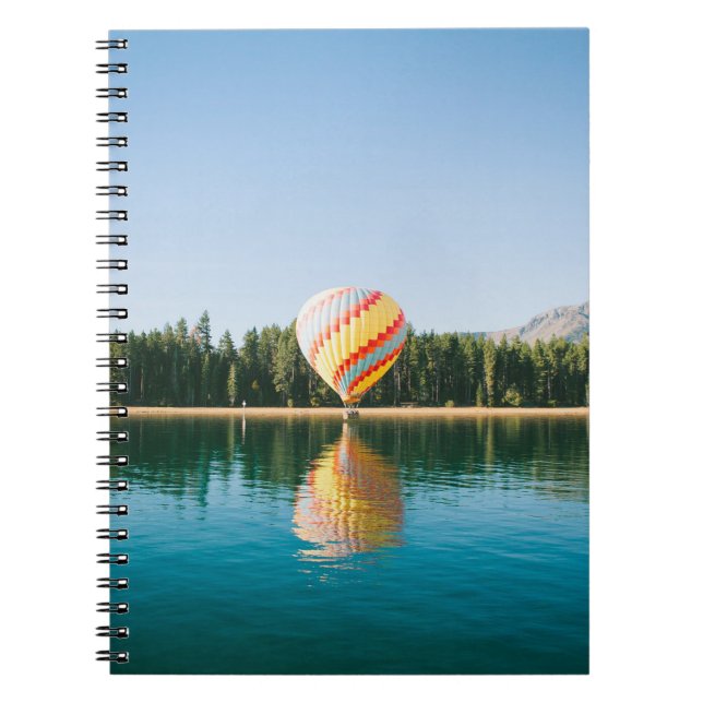Cuaderno Globo de aire caliente amarillo, rojo y azul cerca (Frente)