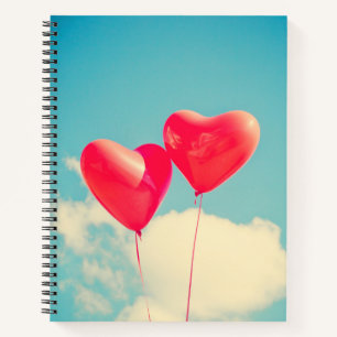 Cuaderno Globos del corazón rojo contra cielo nublado