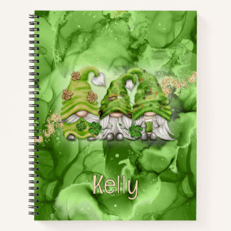 Cuaderno Gnomes del Día de San Patricio sobre la tinta verd