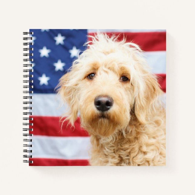 Cuaderno Goldendoodle con bandera estadounidense (Anverso)