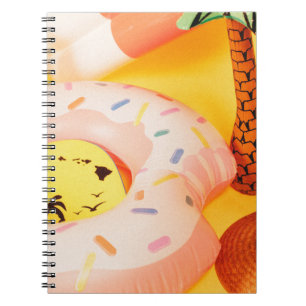 Cuaderno Gorra solar pardo cerca del flotador