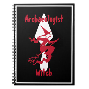 Cuaderno Graciosa bruja arqueóloga roja en una habitación