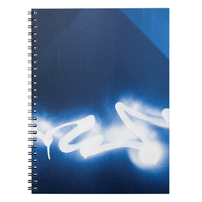 Cuaderno Grafiti rociado sobre metal azul (Frente)