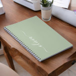 Cuaderno Green Sage Modern Script Girly Monograma Nombre<br><div class="desc">Planner de bloc de notas en espiral de nombres de monograma de escritura simple de sabio verde. Esto hace que el dulce perfecto cumpleaños 16, boda, ducha de novia, aniversario, ducha de bebé o fiesta de soltera sea regalo para alguien que ama el lujo glam y los estilos de moda....</div>