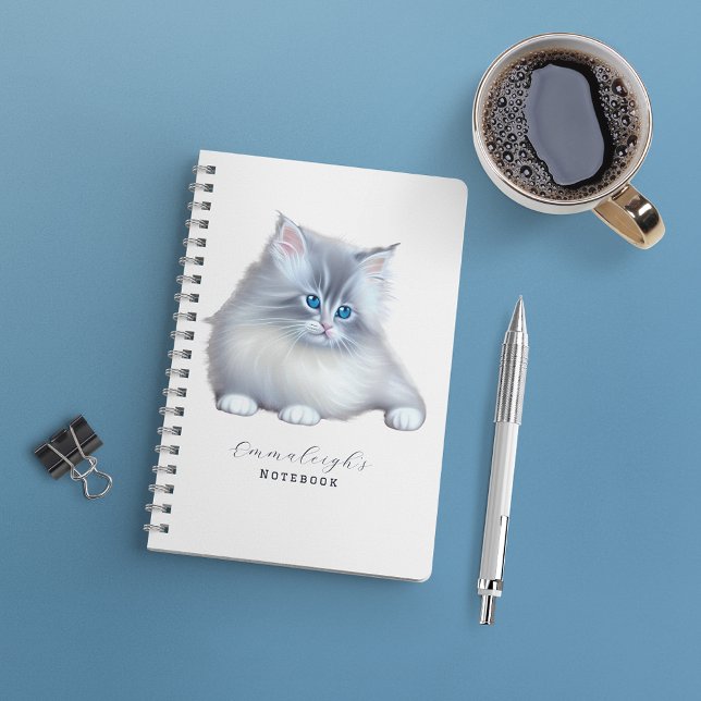 Cuaderno Gris y blanco, con un grisáceo y esponjoso Gato (Subido por el creador)