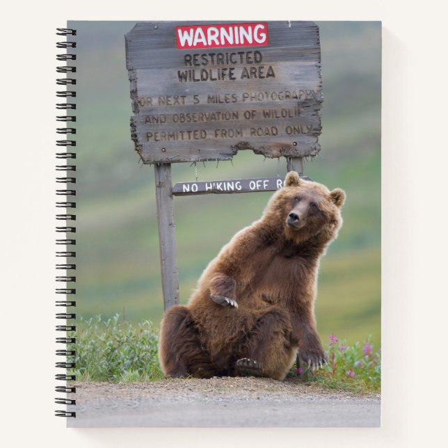 Cuaderno Grizzly Bear Plays With Sign (Anverso)