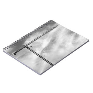 Cuaderno Grúa de construcción y cielo foto en blanco y negr
