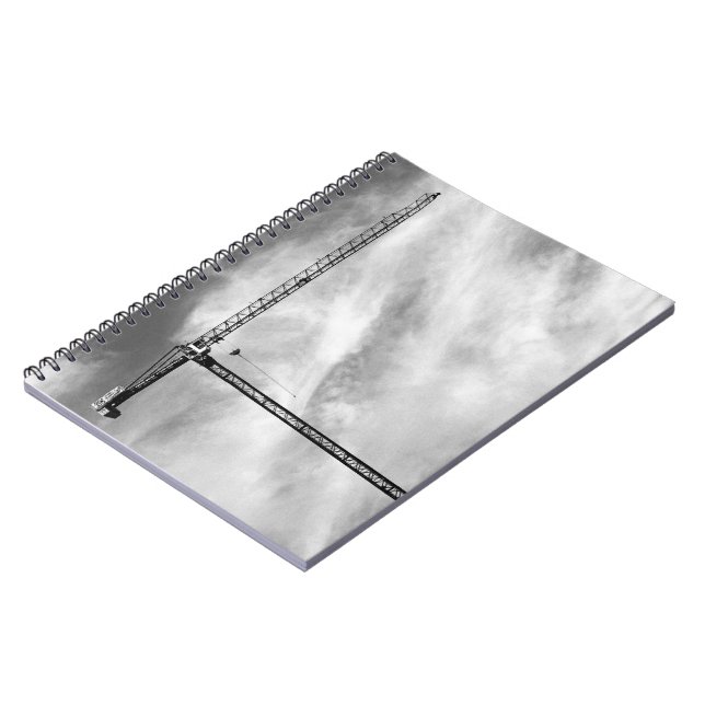 Cuaderno Grúa de construcción y cielo foto en blanco y negr (Lado Izquierdo)