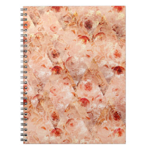 Cuaderno Grunge patrón floral. Fondo coral.