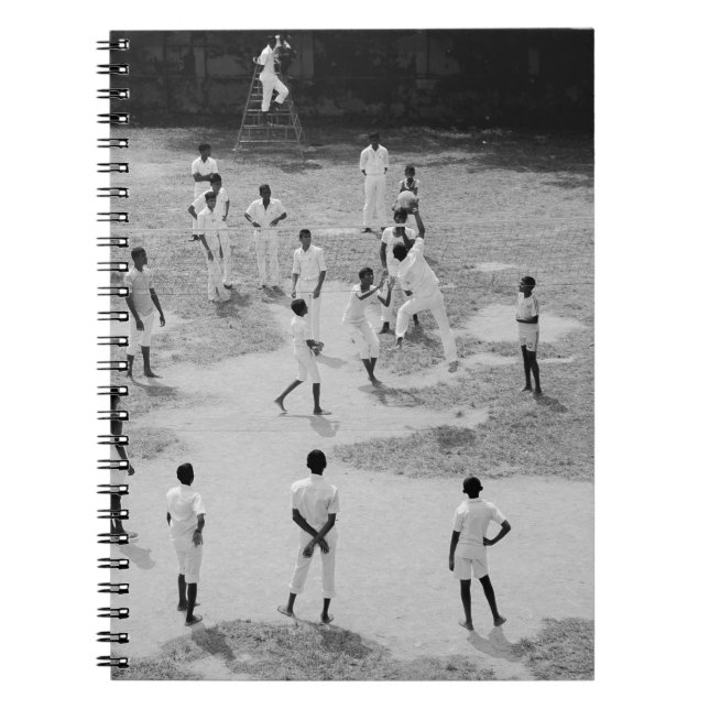 CUADERNO GRUPO DE PERSONAS JUGANDO BÉISBOL (Frente)