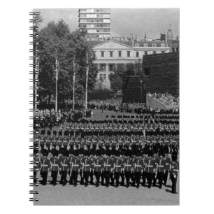 Cuaderno Guardias de Inglaterra vintage marchando a paso le