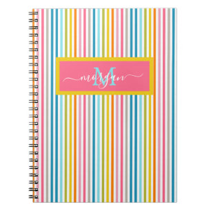 Cuaderno Guión monograma de franjas arcoiris de verano