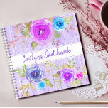 Cuaderno Guión rústico color de agua con color de flores pú<br><div class="desc">Esta es una manera maravillosa de seguir el rastro de todos sus dibujos y garabatos. Disfrute de esbozar sus ideas visuales diarias en este hermoso, moda, romántico, vintage floral de nombre personalizado cuadrado, cuaderno de sketchbook espiral. Flores rústicas moradas, azules y de color rosa sobre un fondo rústico de madera...</div>