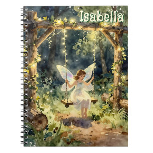Cuaderno Hada encantada en un columpio en un bosque mágico