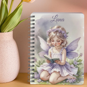 Cuaderno Hada Morada Leyendo en Flores de Césped Personaliz