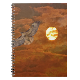 Cuaderno Halcón atado rojo y cielos rojos