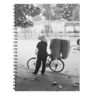 Cuaderno Hanoi Vietnam, mujer de reparto en bicicleta (NR)