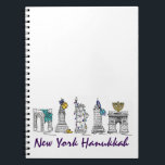 Cuaderno Hanukkah Chanukah NYC vacaciones judías<br><div class="desc">Cuenta con un original ilustracion de marcadores de los clásicos monumentos de la ciudad de Nueva York, incluyendo el Washington Square Arch, el puente de Brooklyn y la Estatua de la Libertad, "vestidos" para las vacaciones. Perfecto para cualquiera que viva en o ame el "ajetreo" de Nueva York durante la...</div>