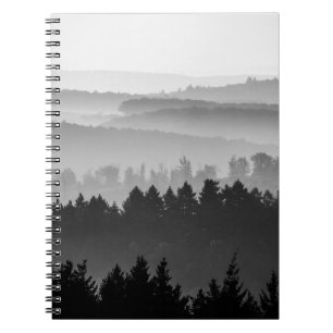 Cuaderno Hazy Forest Hills foto de paisajes blancos y negro