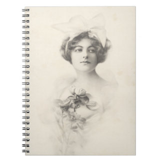 Cuaderno Hermosa dama con un portátil floral Rosa