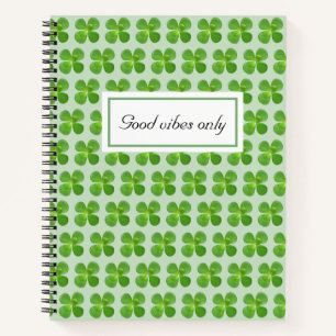 Cuaderno Hermoso árbol de jade hojas verdes sobre verde cla