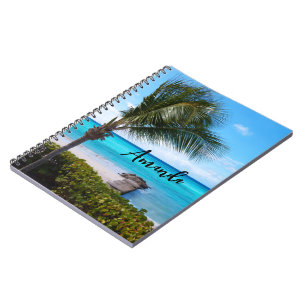 Cuaderno Hermoso árbol de palma ventoso en una playa tropic