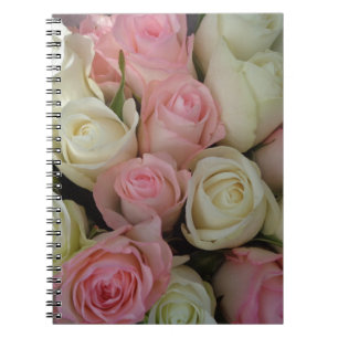 Cuaderno Hermoso Bouquet de flores de rosas blancas rosas