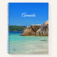 Hermoso mar tropical con una playa rocosa