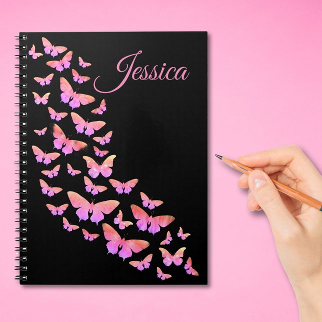 Cuaderno Hermoso nombre de monograma rosa del patrón maripo (Modern pink and black personalized notebook with elegant typography script)
