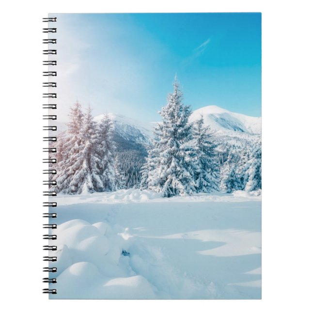Cuaderno Hermoso paisaje natural de invierno, increíble mon (Frente)