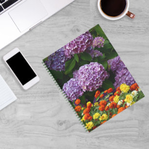Cuaderno Hidrangea rosa y floral de la zinnia colorida