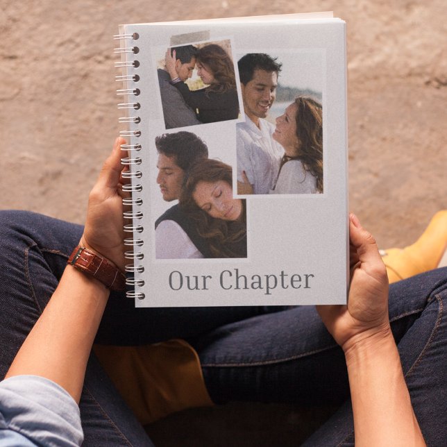 Cuaderno Historia enmarcada y en capas (“Notebook with layered photo collage, framed borders, washi tape detail, and ‘Our Chapter’ headline.)