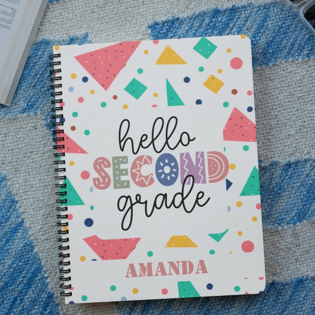 Cuaderno Hola escuela Grado de colorido nombre geométrico p (Hello school Grade colorful geometric custom name Notebook)